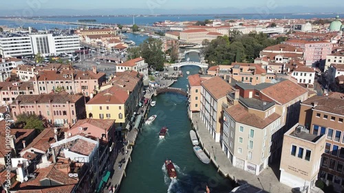 Vídeo com visão aérea dos canais de Veneza, Itália, mostrando as gôndolas, barcos e a arquitetura clássica da cidade em um dia claro e tranquilo photo