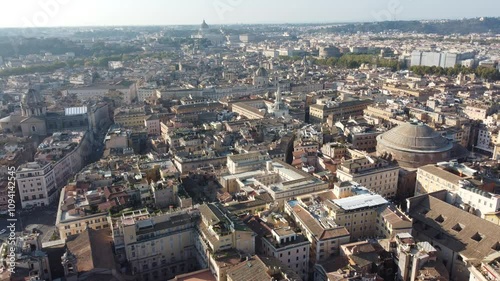Wallpaper Mural Visão aérea da cidade de Roma, Itália, destacando a arquitetura histórica com o Vaticano ao fundo, mostrando o contraste entre o moderno e o antigo no coração da cidade Torontodigital.ca