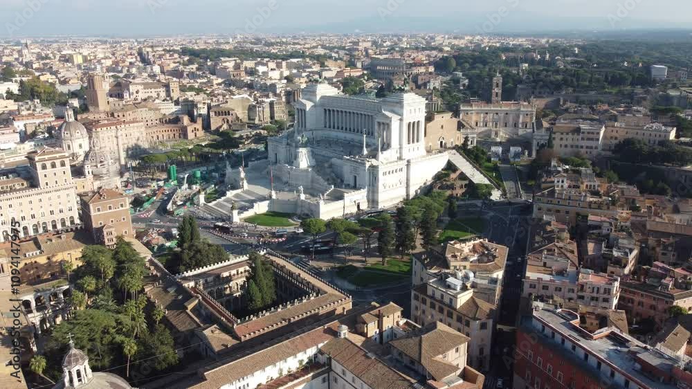 Visão aérea dos monumentos históricos de Roma, Itália, destacando suas construções imponentes. A imagem captura a beleza e a grandiosidade da cidade