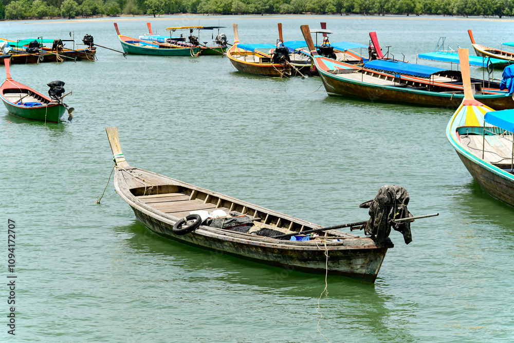Obraz premium Local fishing boats in southern Thailand. Floating, waiting for the tide to rise so they can go fishing the next day.