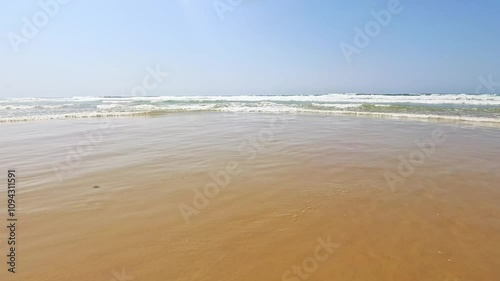 weitläufiger Sandstrand mit klarem Wasser und heranrollenden Wellen, Urlaub, Ferien, Wassersport, Erholung,  Atlantik, Frankreich, Küste, Landschaft
 photo