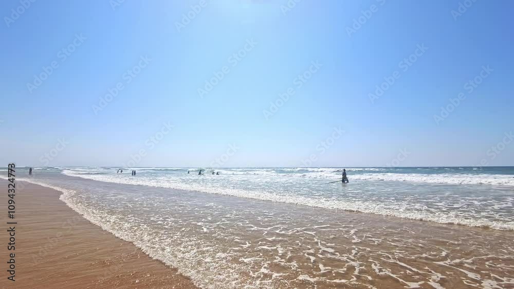weitläufiger Sandstrand mit klarem Wasser und heranrollenden Wellen mit Surfern und Urlaubern, Ferien, Wassersport, Erholung, Atlantik, Frankreich, Küste, Landschaft
weitläufiger Sandstrand mit klarem Wasser und heranrollenden Wellen mit Surfern und Urlaubern, Ferien, Wassersport, Erholung, Atlantik, Frankreich, Küste, Landschaft