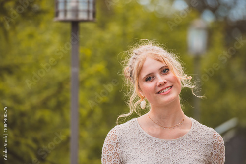 Junge, glückliche Frau photo