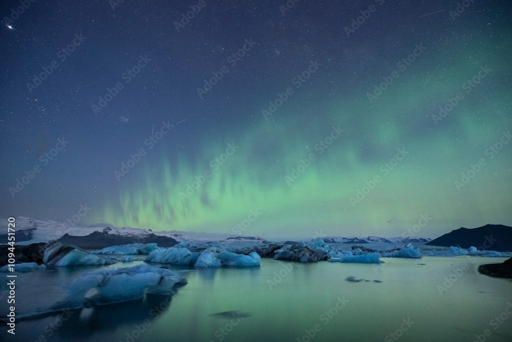 Fototapeta premium Aurora boreal en islandia con icebergs de noche
