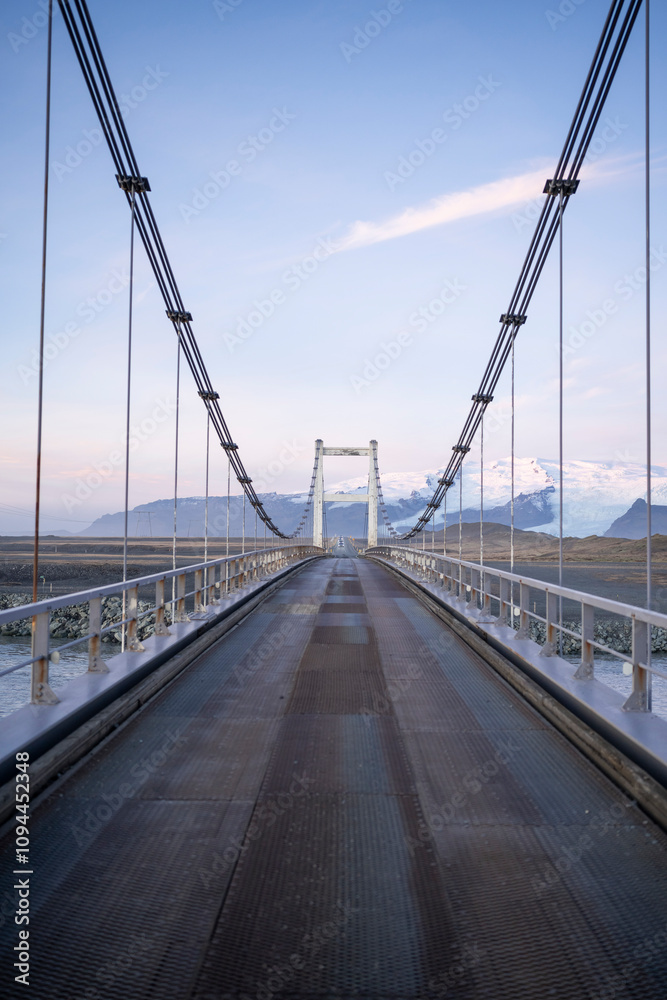 Obraz premium Puente en islandia con montaña de fondo