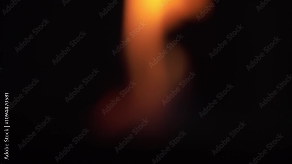 plan fixe vidéo de lueurs de flammes chaude, arrière plan noir, vidéo pour introduction vidéo, transition, lueurs d'espoir