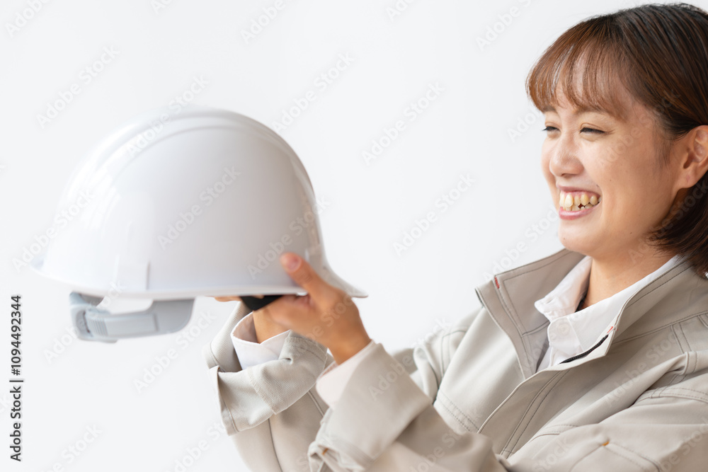 道具を確認する作業着女性