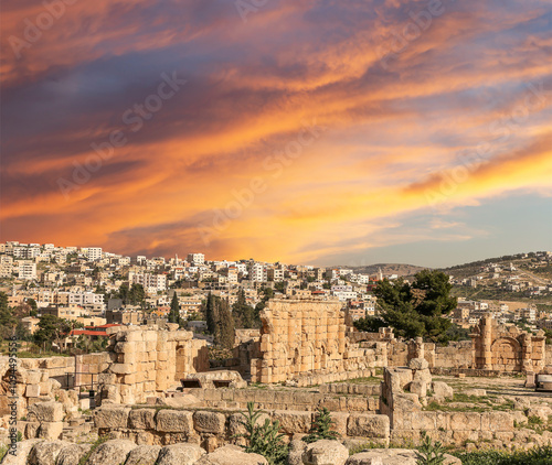 Roman ruins (against the background of a beautiful sky with clouds) in the Jordanian city of Jerash (Gerasa of Antiquity), capital and largest city of Jerash Governorate, Jordan #1094495556