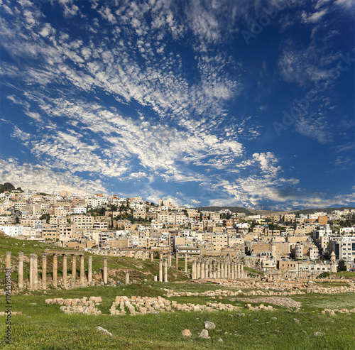 Roman ruins (against the background of a beautiful sky with clouds) in the Jordanian city of Jerash (Gerasa of Antiquity), capital and largest city of Jerash Governorate, Jordan #1094498581