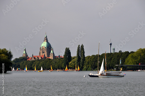 Hannover - Maschsee mit Neuem Rathaus photo