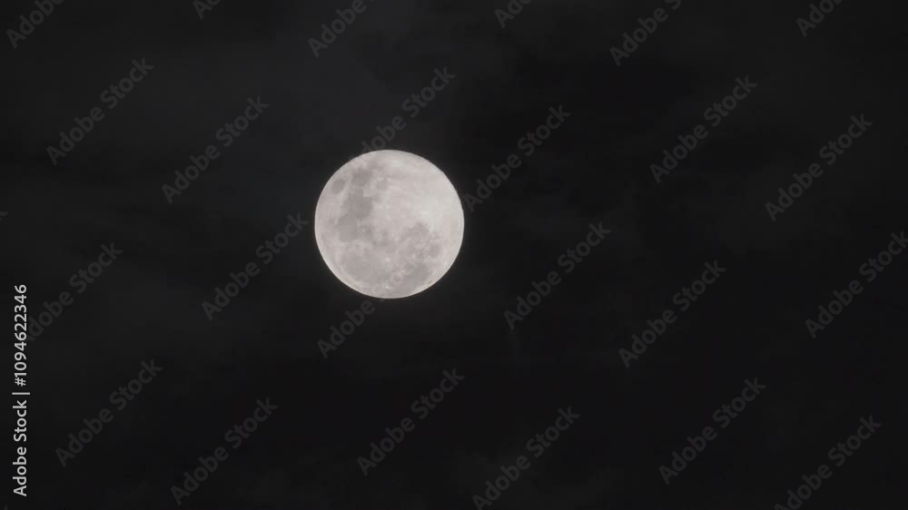 Incredible supermoon on a cloudy night
natural satellite - Brazil. Incredible supermoon on a cloudy night
natural satellite - Brazil.