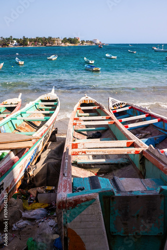 pirogues dans le port de pêche traditionnel de Ngor dans la banlieue de Dakar au Sénégal en Afrique