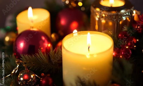 クリスマスのキャンドルとオーナメントの装飾2