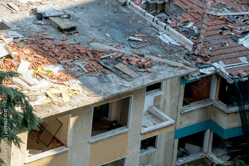 Φωτογραφία residential building evacuated for demolition for reconstruction in the city