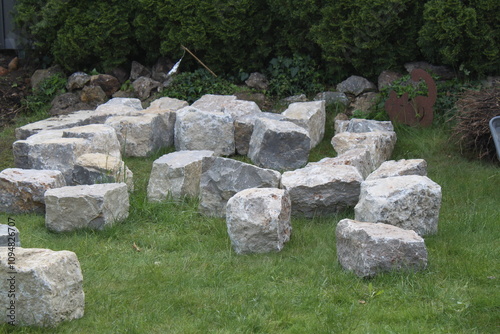 Errichten einer Steinmauer im Garten