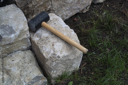 Errichten einer Steinmauer im Garten