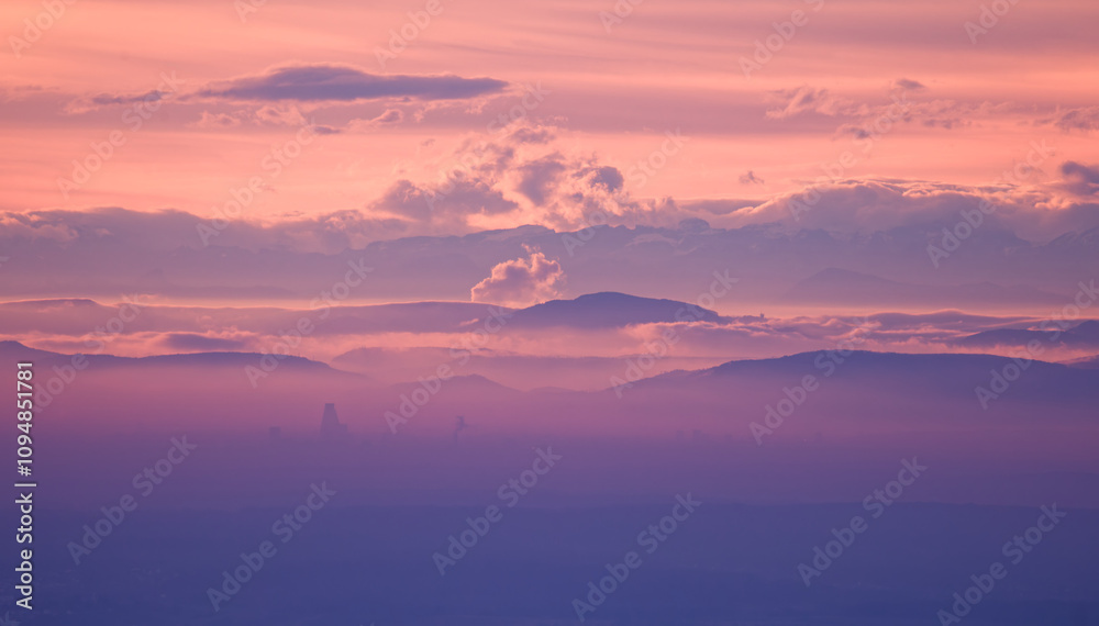 Fototapeta premium Lever de soleil dans la brume