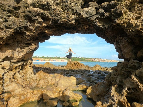 pedra furada na praia do amor em joão pessoa, paraíba