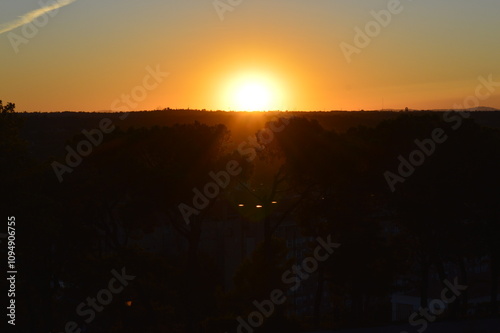 Pôr do sol laranja no horizonte photo