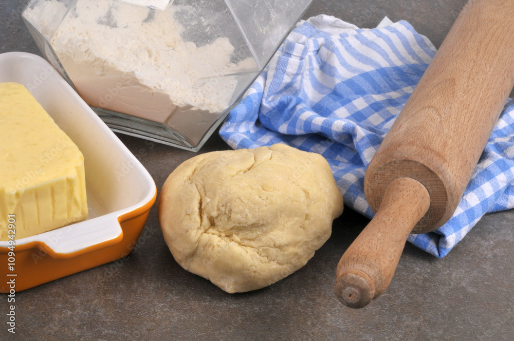 Φωτογραφία Pâte à tarte maison avec ses ingrédients à côté d'un rouleau à pâtisserie et d'u