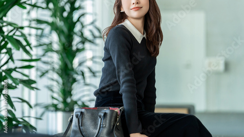 待ち合わせをする女性・ビジネスウーマン