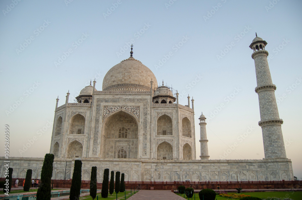 Fototapeta premium Taj Mahal The beautiful monuments in India 