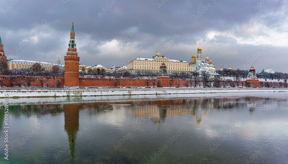 Obraz premium 눈 덮인 모스크바의 크렘린 성벽
