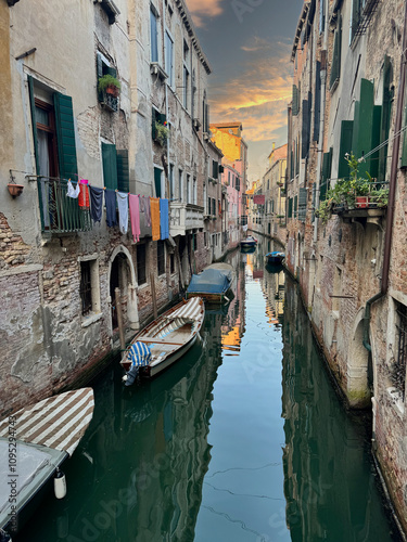 Cuadro en lienzo Rio dei Scudi e de S. Ternita canal, Venice, Italy