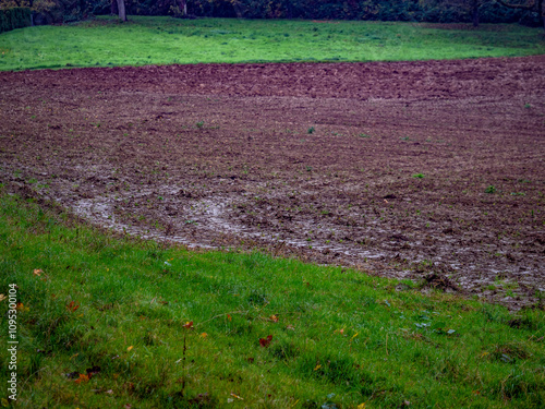 Feuchtes Ackerland nach vielem Regen




