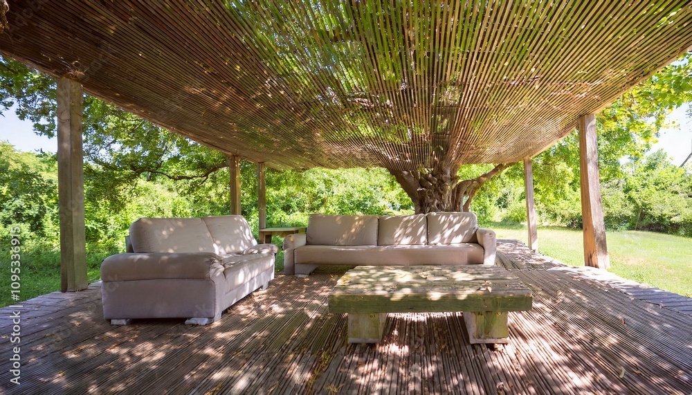 큰 나무 아래 대화를 할 수 있는 소파와 테이블이 놓여있다