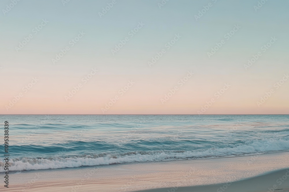 静かな海岸の夕方、穏やかな海と澄んだ空の間で美しい風景が広がる