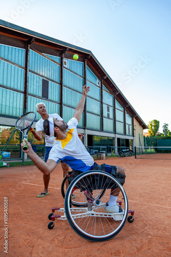Fotografía disabled tennis player in wheelchair practicing shots with a coach on an outdoor