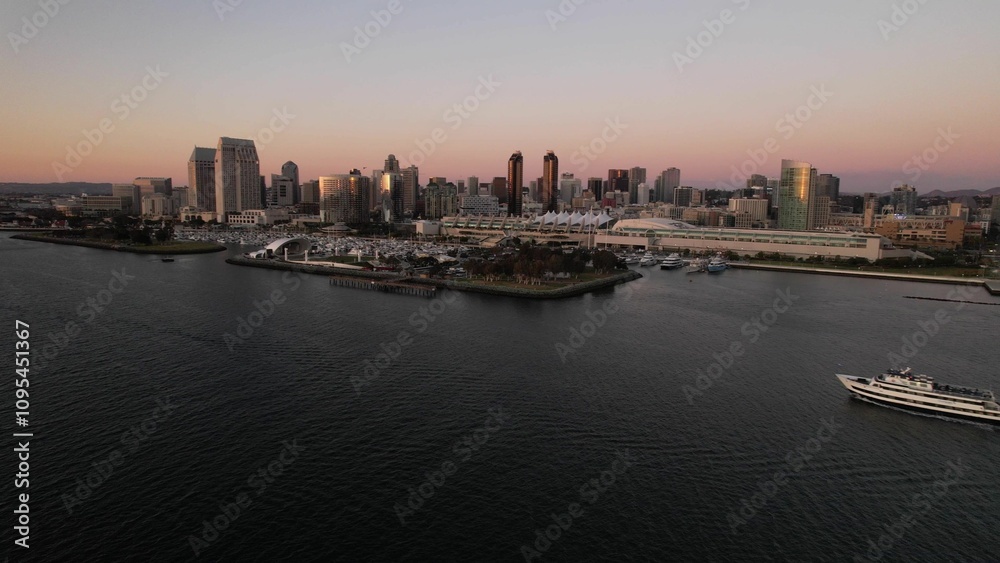 Naklejka premium San Diego skyline at sunset with bay view.
