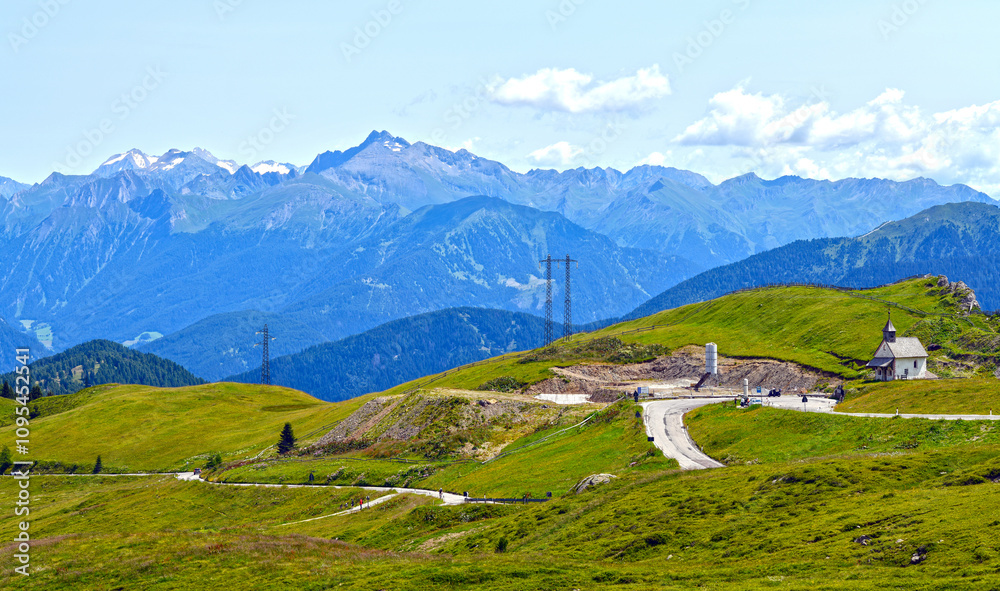 Fototapeta premium Die Jaufenstraße vor dem Jaufenpass in Richtung Meran in Südtirol