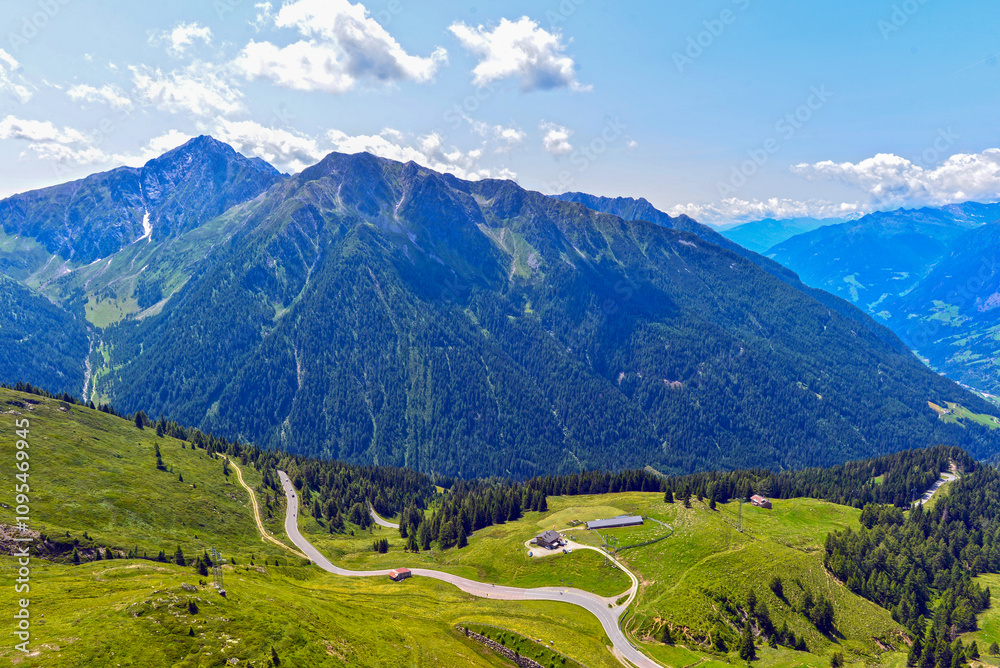 Fototapeta premium Die Jaufenstraße in Richtung Meran in Südtirol