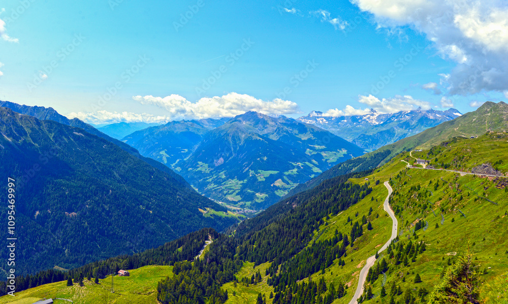 Obraz premium Die Jaufenstraße in Richtung Meran in Südtirol