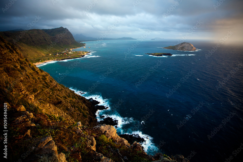 Obraz premium Epic high shot over Hawaiian mountain to shore and ocean below