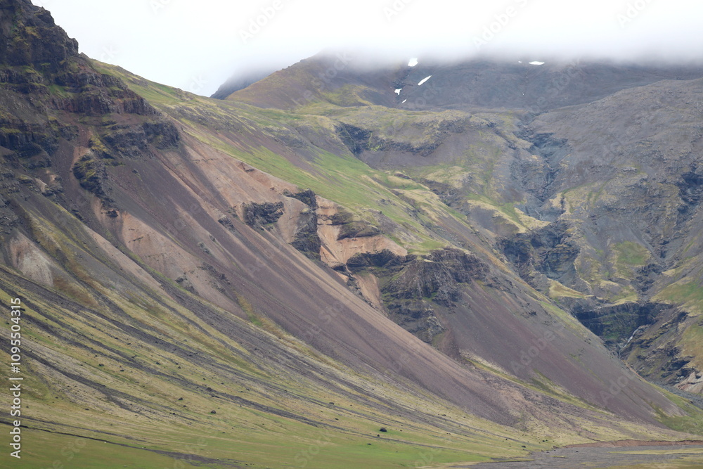 ville de Grundarfjordur située au fond de son fjord en islande ville de Grundarfjordur située au fond de son fjord en islande