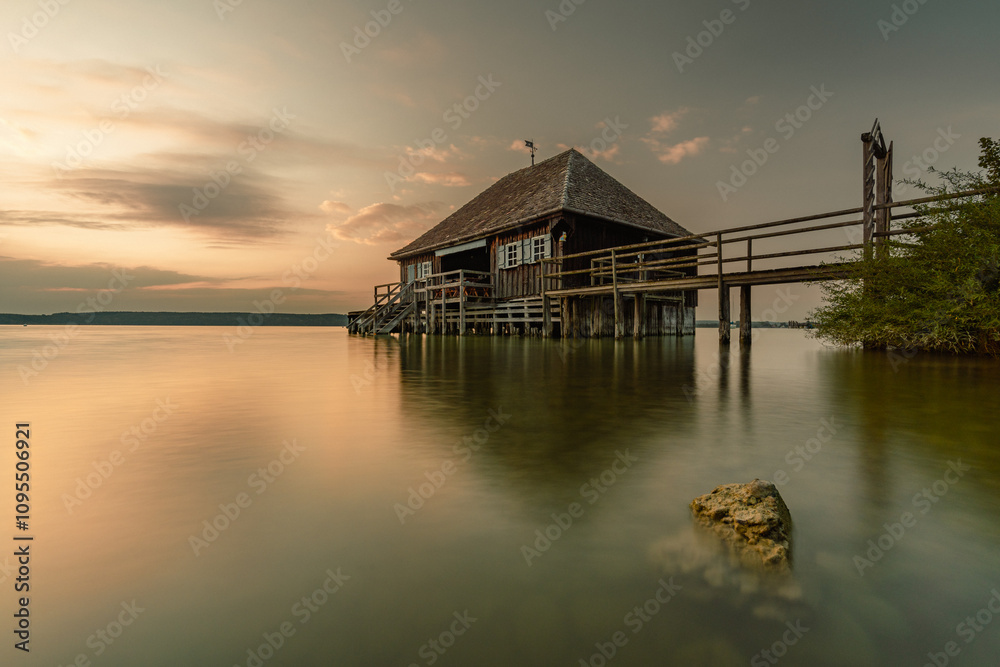 Fototapeta premium Sonnenaufgang am See in Bayern