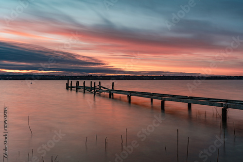 Wallpaper Mural Roter Himmel über dem See Torontodigital.ca