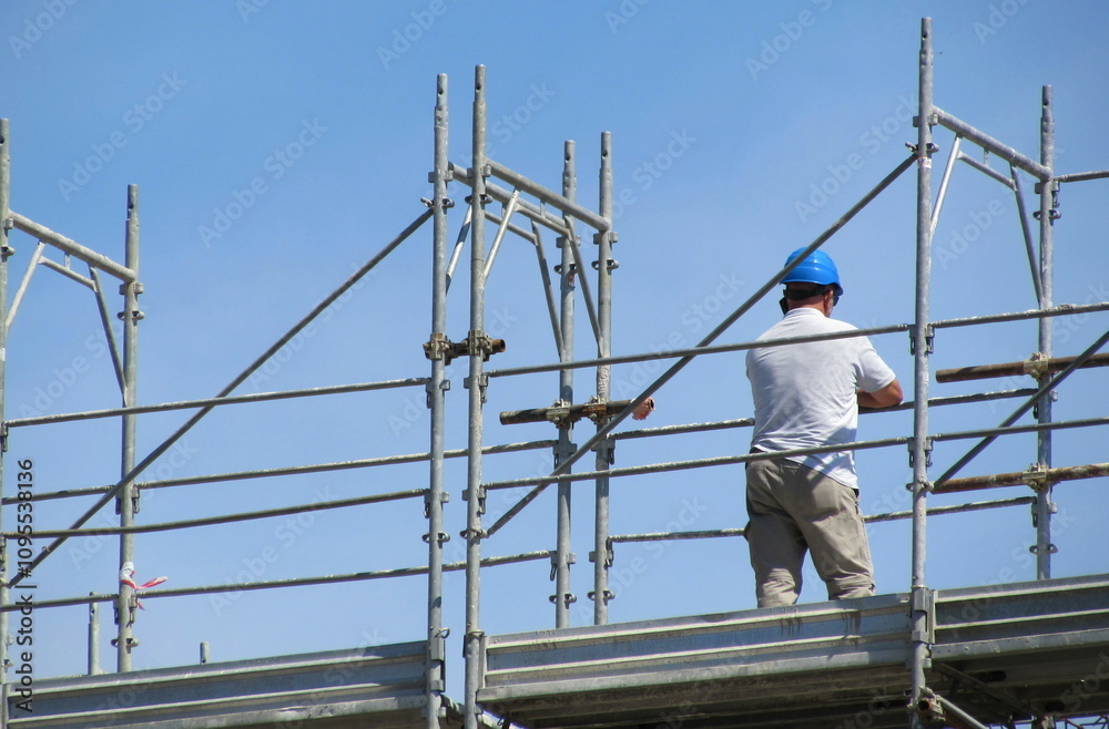 Lavori in corso nel cantiere edile per costruire Lavori in corso nel cantiere edile per costruire