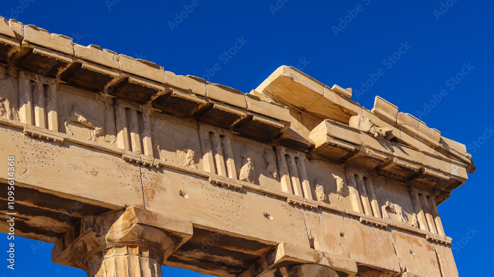 Detalhes do Partenon na Acrópole de Atenas, Grécia, destacando sua arquitetura antiga e histórica Detalhes do Partenon na Acrópole de Atenas, Grécia, destacando sua arquitetura antiga e histórica
