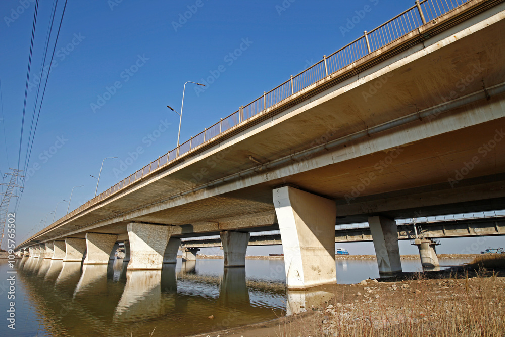 Elevated concrete bridge structure Elevated concrete bridge structure