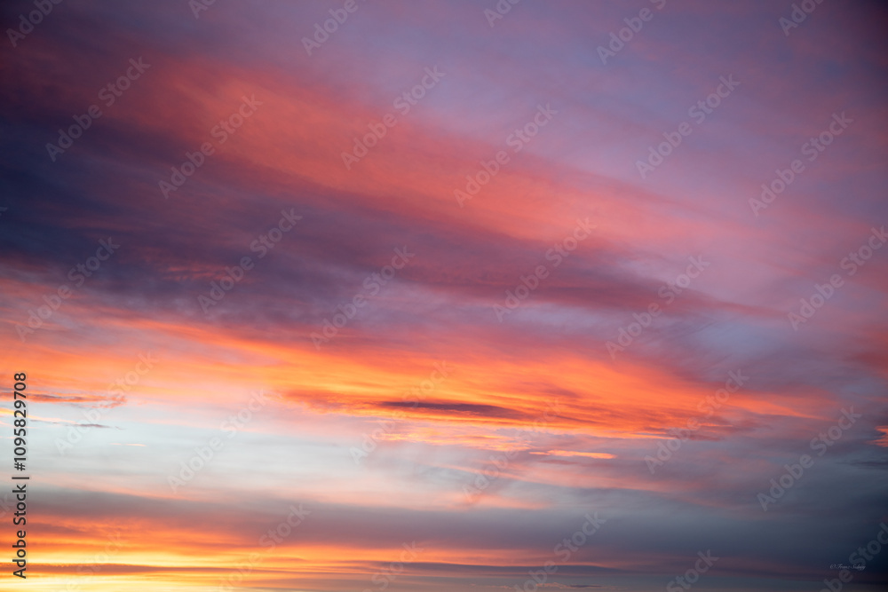 Fototapeta premium Stunning sunset red pink purple Wyoming open sky