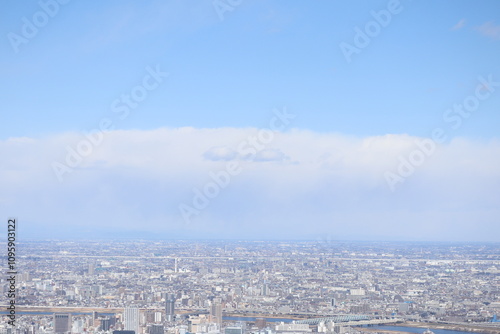 厚い雲に覆われた東京