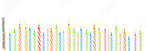 Bunte Geburtstagskerzen vor weissem Hintergrund