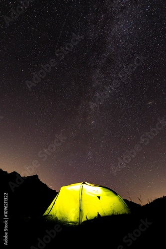 bivouac sous le ciel étoilée et la voie lactée