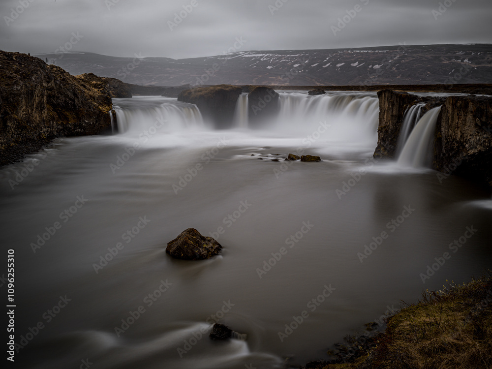 Fototapeta premium Goðafoss : La cascade des dieux sous un ciel dramatique