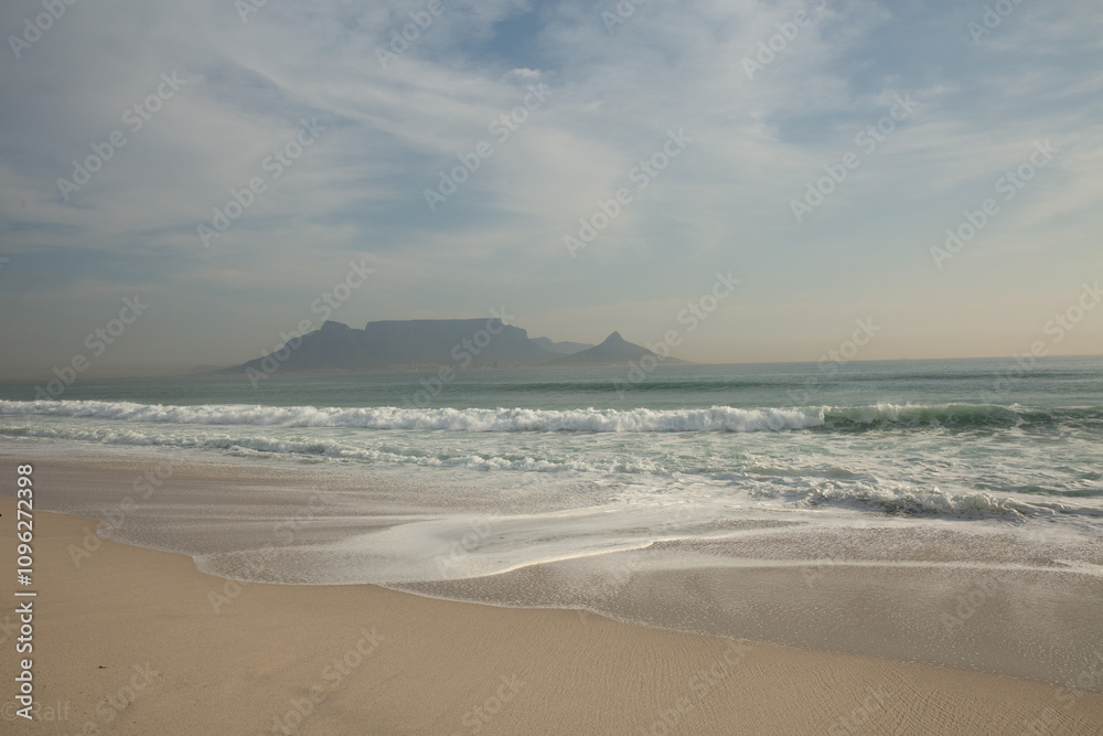 Fototapeta premium Am Strand mit Blick auf den Tafelberg am späten Nachmittag - von Bloubergstrand