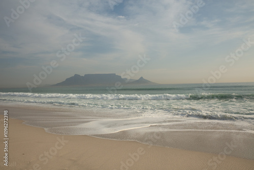 Am Strand mit Blick auf den Tafelberg am späten Nachmittag - von Bloubergstrand photo